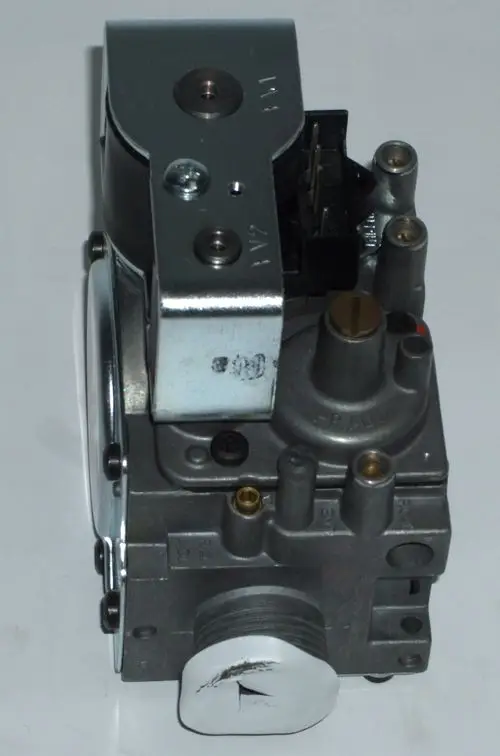 Gasventil von Daikin mit mehreren Anschlussanschlüssen und Schrauben. Die Bauform ist kompakt und es sind verschiedene Anpassungsoptionen sichtbar.
